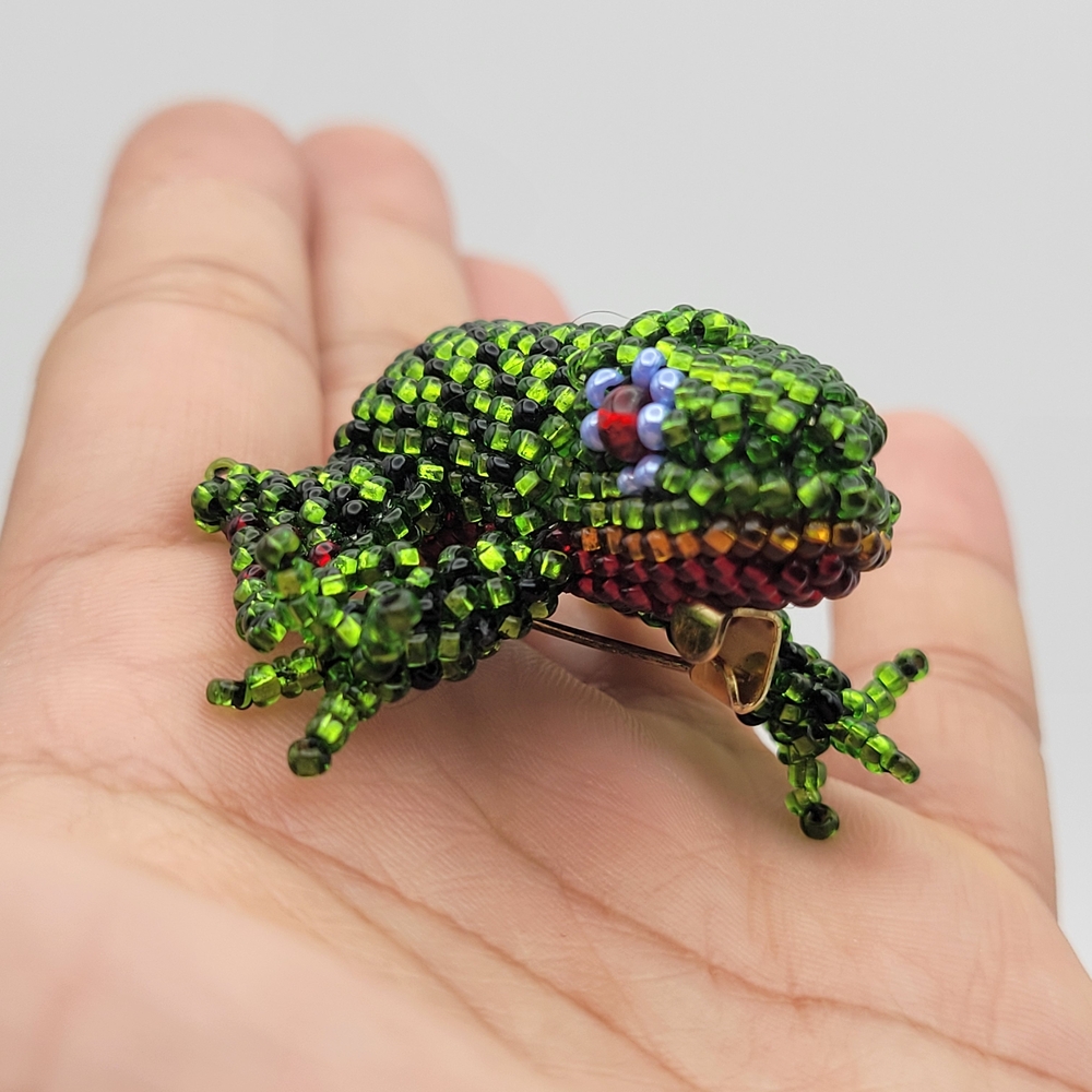 CUTE Vintage Beaded Frog Brooch in C-clasp